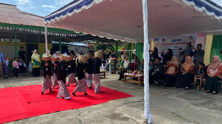 Tari Kreasi Anak dalam Gebyar Kreativitas Anak  Raudhatul Athfal Sintang