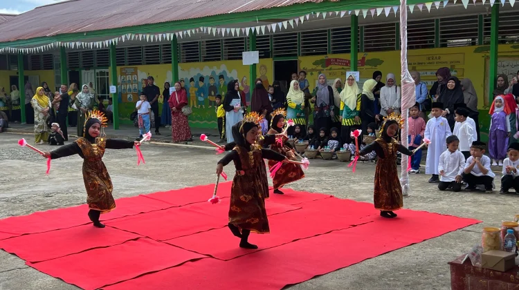 Tari Kreasi Anak dalam Gebyar Kreativitas Anak  Raudhatul Athfal Sintang