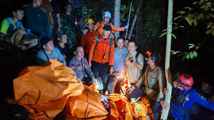 Evakuasi Korban Helikopter Jatuh di Sekadau