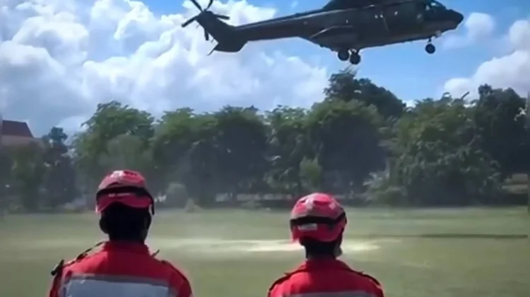 Evakuasi Korban Helikopter Jatuh di Sekadau