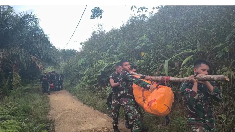 Evakuasi Korban Helikopter Jatuh di Sekadau