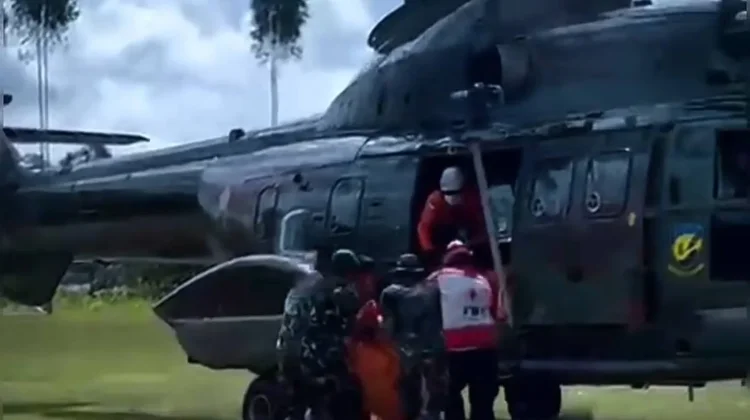 Evakuasi Korban Helikopter Jatuh di Sekadau