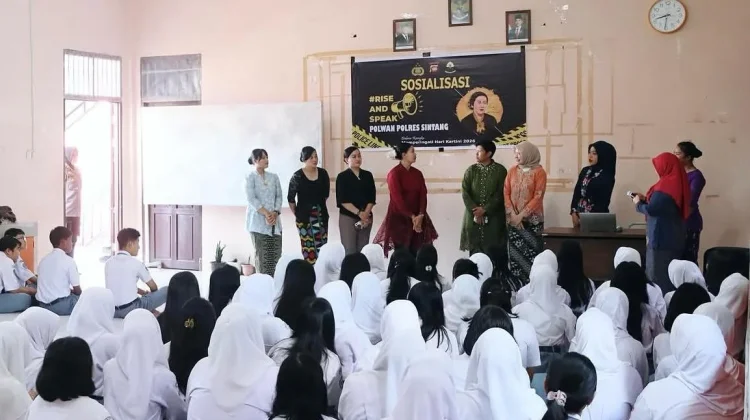 Polwan Polres Sintang Edukasi Pelajar SMA lewat Sosialisasi “Rise and Speak”