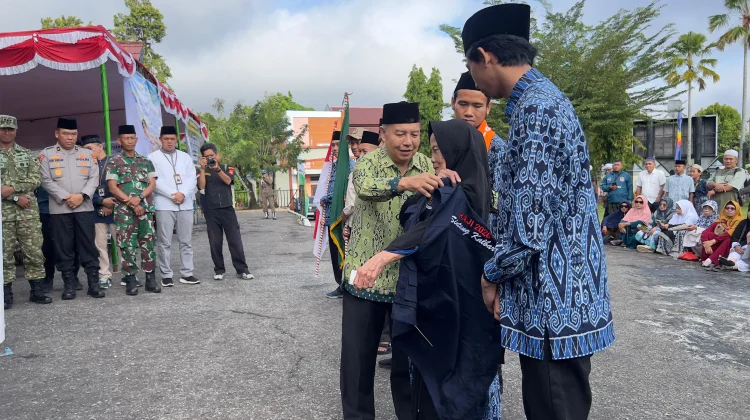 Jamaah Haji Tertua dan Termuda Sintang Terima Rompi Rombongan