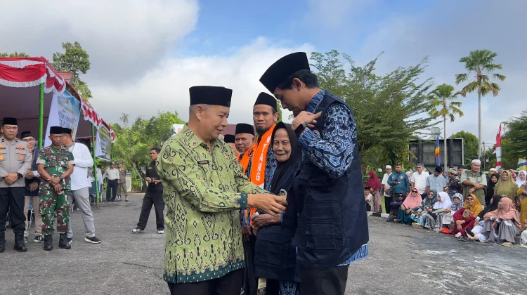 Jamaah Haji Tertua dan Termuda Sintang Terima Rompi Rombongan