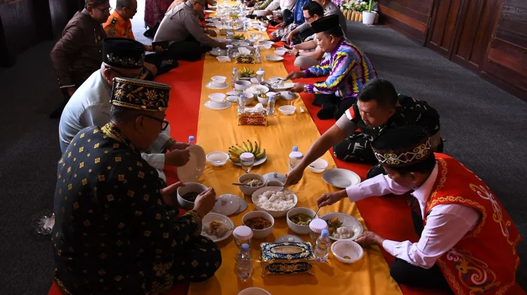 Tradisi Makan Saprahan di Hari Jadi Kota Sintang