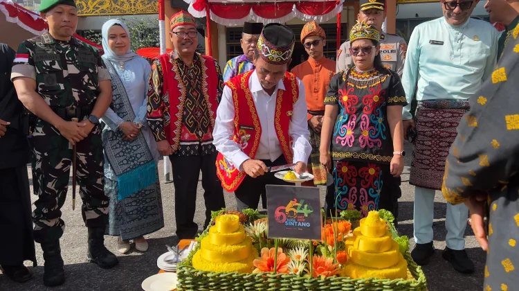 Pemotongan Tumpeng Hari Jadi Sintang ke-664