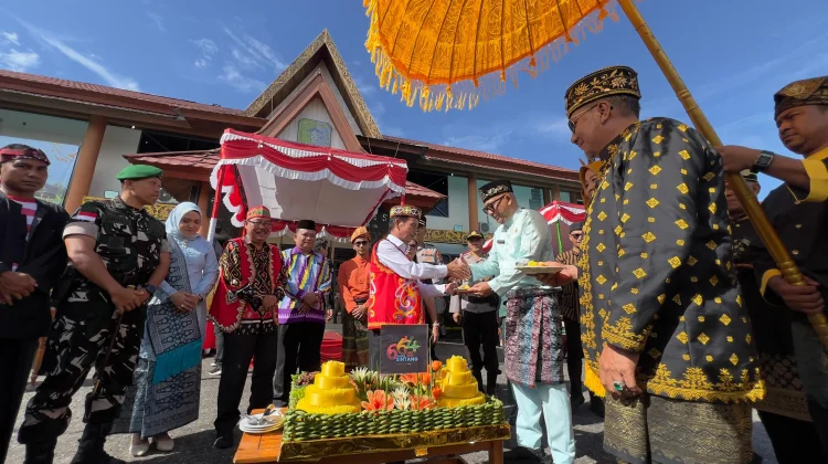 Pemotongan Tumpeng Hari Jadi Sintang ke-664