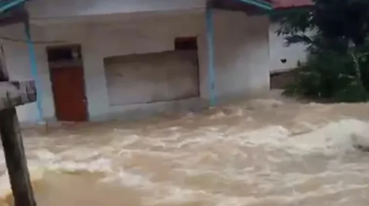 Banjir Rendam Desa Sungai Buaya Kayan Hilir