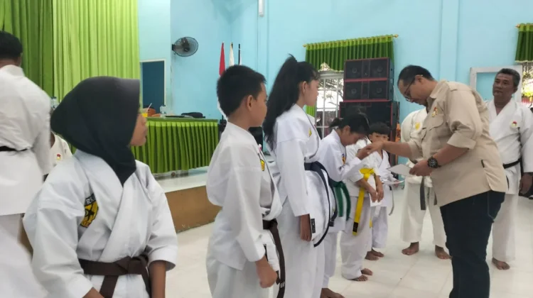 Enam Kohai Peserta Ujian Kenaikan Sabuk Mendapatkan Penghargaan dari Panitia