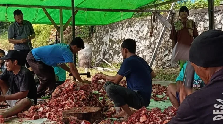 Masjid Al-Mubarokah Bagi-bagi Daging Hewan Qurban