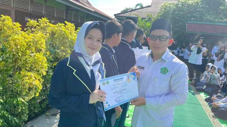 MTsN Sintang Beri Penghargaan  Siswa Berprestasi