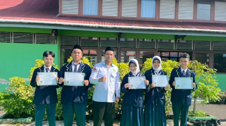 MTsN Sintang Beri Penghargaan  Siswa Berprestasi