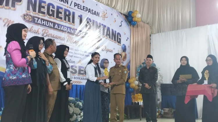 Siswa Berprestasi SMP 1 Sintang Mendapatkan Piagarm Penghargaan dan Piala