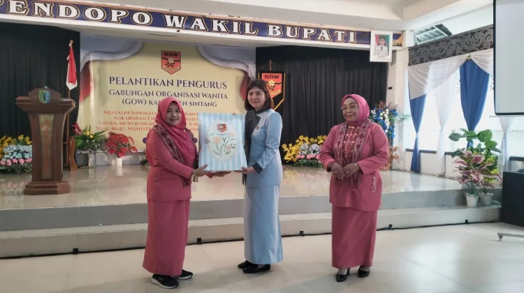 GOW Sintang Berikan Cinderamata Kepada BKOW Kalbar