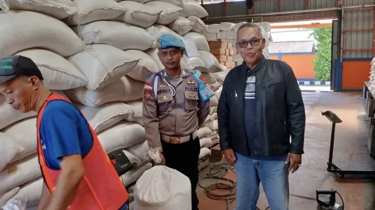Polsek Silat Hulu Jual 250 Kilo Hasil Panen Jagung ke Bulog Putussibau