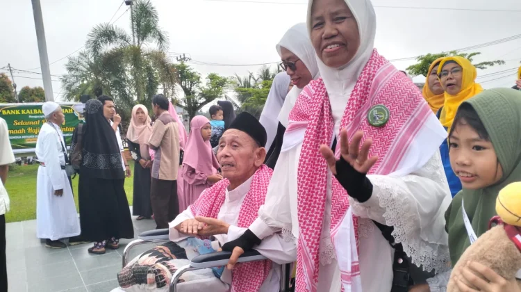 Jemaah Haji Sintang disambut Keluarga Dengan Bahagia