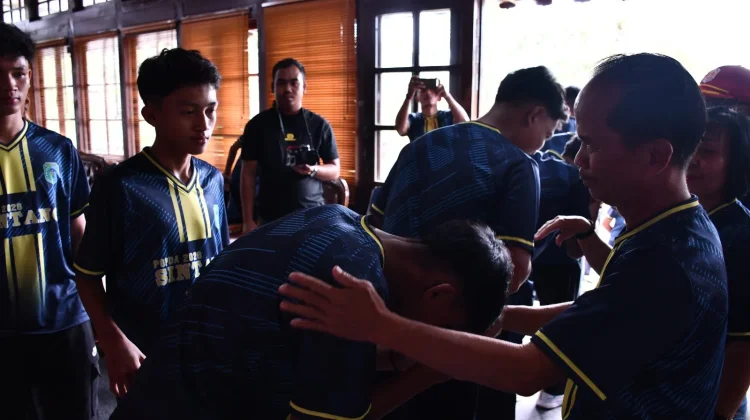 Bupati Sintang Lepas Tim POPDA Kabupaten Sintang ke Pontianak
