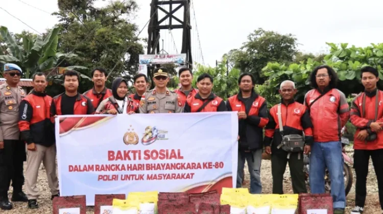 Polres Kapuas Hulu Bagikan Paket Sembako Kepada Ojol Putussibau