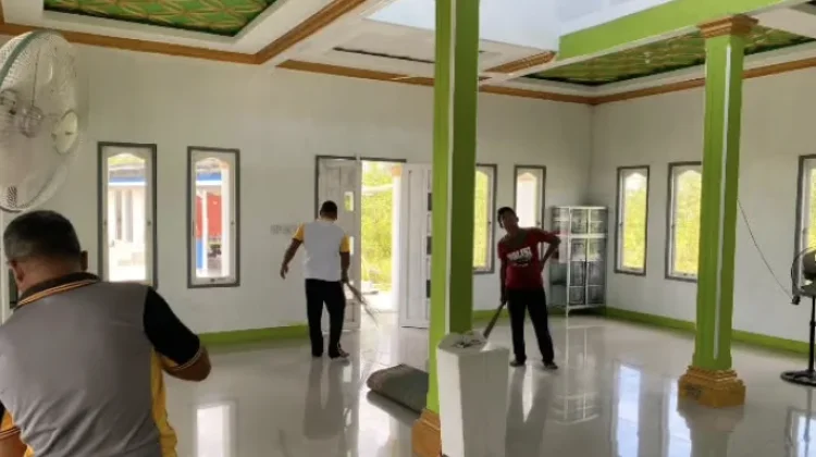 Polsek Selimbau Bersihkan Surau Babussalam Bentuk  Pengabdian Nyata
