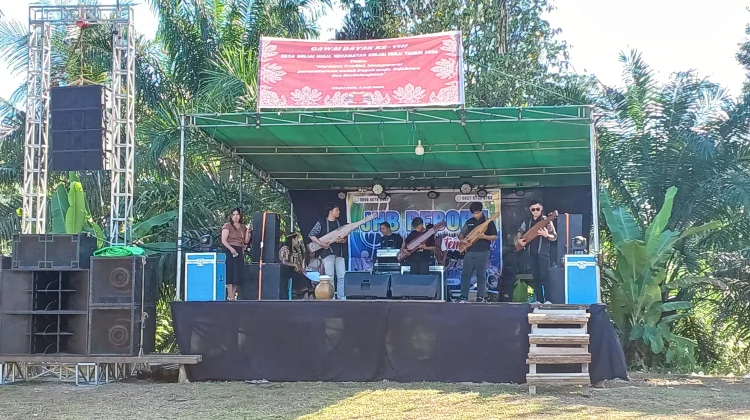 Musik Sape Meriahkan Pembukaan Gawai Dayak ke-VIII Desa Binjai Hulu