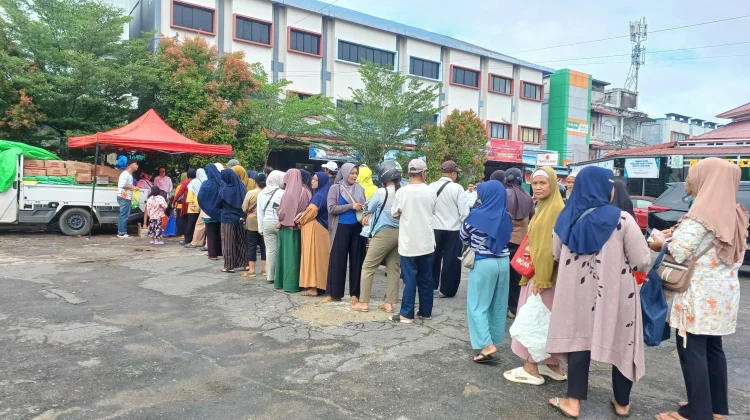 Warga Serbu Gerakan Pangan Murah di Pasar Raya Sintang
