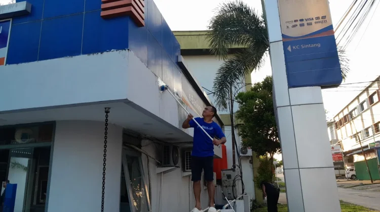 BRI  Sintang Wujudkan Lingkungan Kerja yang Bersih