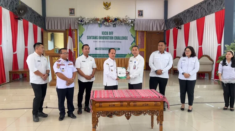 Bupati Sintang Menerima Buku Sintang Innovation Challenge 2026