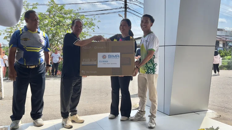 Senam Bersama dan Pembagian Doorprize Launching Pasporia di Sintang