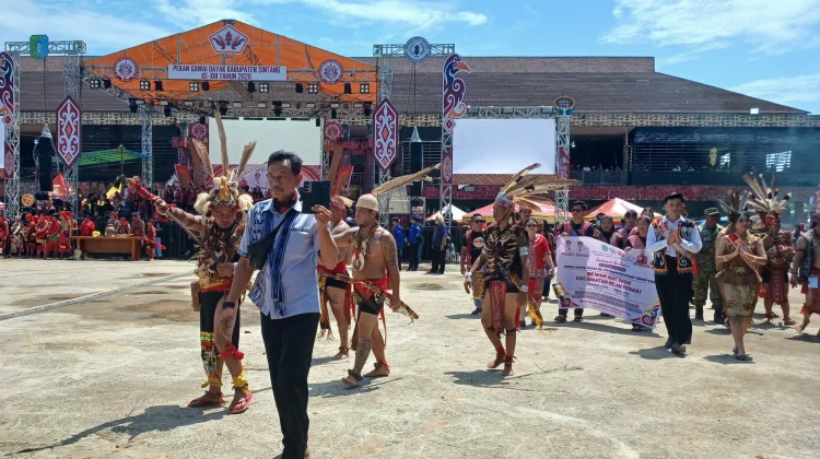 Kontingen Kecamatan Kelam Permai Tampilkan Semangat Kebersamaan di PGD Sintang
