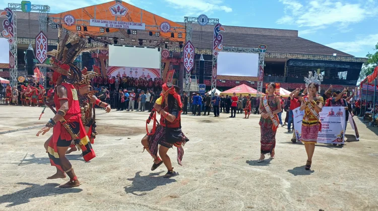 Budaya Dayak Terus Lestari, Kontingen Sepauk Semarakkan PGD Sintang ke-XIII