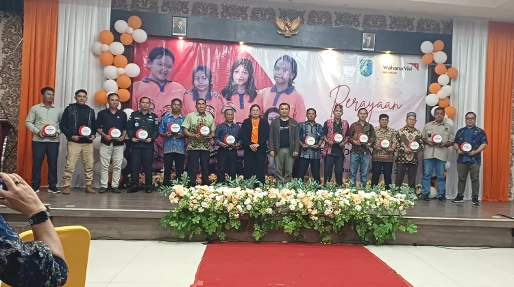 Belasan Desa di Sintang Terima Plakat dari WVI Atas Kolaborasi yang Diberikan
