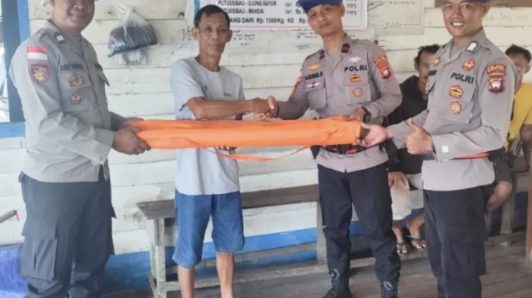 Sat Polair Polres Kapuas Hulu Serahkan Bantuan Tandu Evakuasi