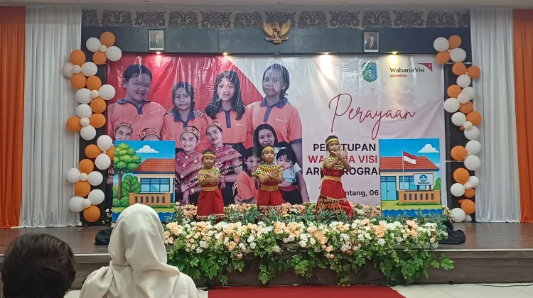 Penampilan Siswa SDN 08 Kenyauk Meriahkan Penutupan Program WVI di Sintang