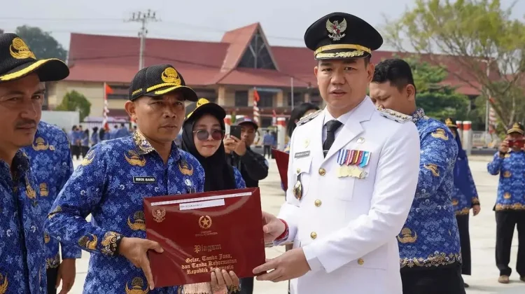 Upacara HUT ke-81 RI di Kapuas Hulu Diwarnai Penyematan Satyalancana