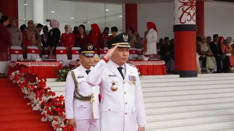 Upacara HUT ke-81 RI di Kapuas Hulu Diwarnai Penyematan Satyalancana