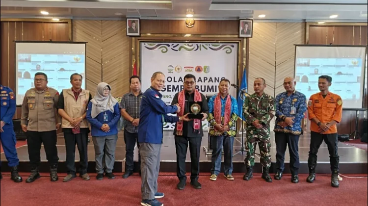 Apresiasi Sinergitas, BMKG Sintang Beri Cendera Mata