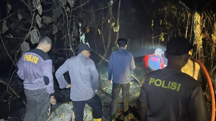 Kapolres Sintang dan Tim Berjibaku Padamkan Karhutla di Rawa Mambok