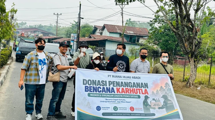 PT.Buana Hijau Abadi Bersama IJS Sintang Bagikan Masker pada Warga