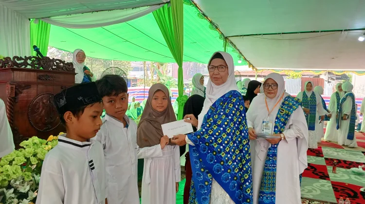 BKMT Sintang Berikan Santunan kepada Anak Yatim dan Duafa saat Tabligh Akbar