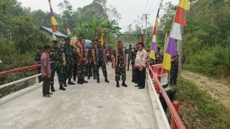 Tim Itjenad TNI AD Tinjau Pembangunan Rumah Dinas dan Jembatan di Sintang