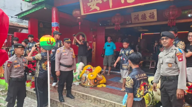Polres Melawi Amankan Pawai Barongsai dan Buka Mata Naga Imlek 2577