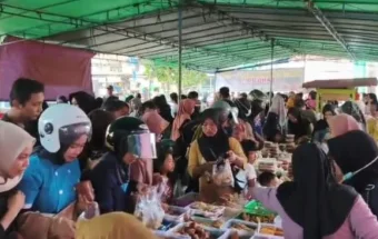 Warga Antusias Kunjungi Kantin Ramadan Masjid Al-Amin Sintang