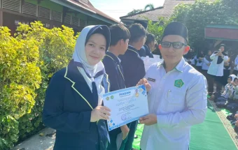 MTsN Sintang Beri Penghargaan  Siswa Berprestasi