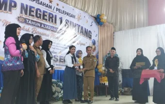 Siswa Berprestasi SMP 1 Sintang Mendapatkan Piagarm Penghargaan dan Piala