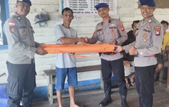 Sat Polair Polres Kapuas Hulu Serahkan Bantuan Tandu Evakuasi