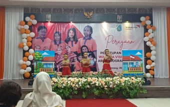 Penampilan Siswa SDN 08 Kenyauk Meriahkan Penutupan Program WVI di Sintang