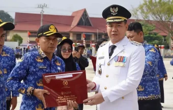 Upacara HUT ke-81 RI di Kapuas Hulu Diwarnai Penyematan Satyalancana
