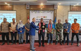 Apresiasi Sinergitas, BMKG Sintang Beri Cendera Mata