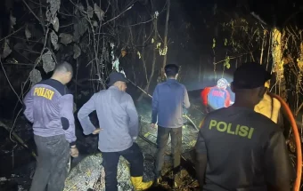 Kapolres Sintang dan Tim Berjibaku Padamkan Karhutla di Rawa Mambok